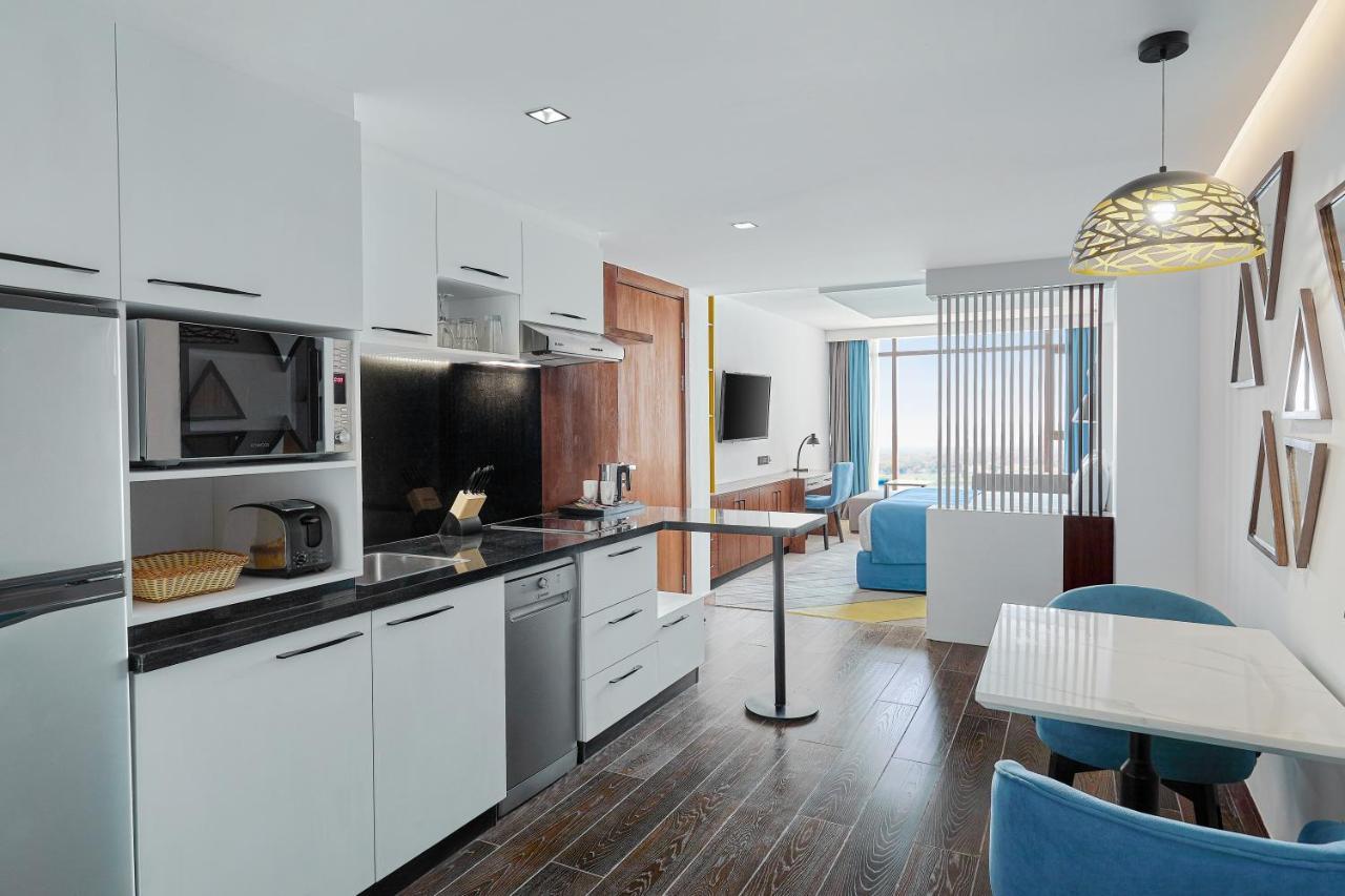 Suite Lit King-Size - Vue sur Ville - Fumeurs