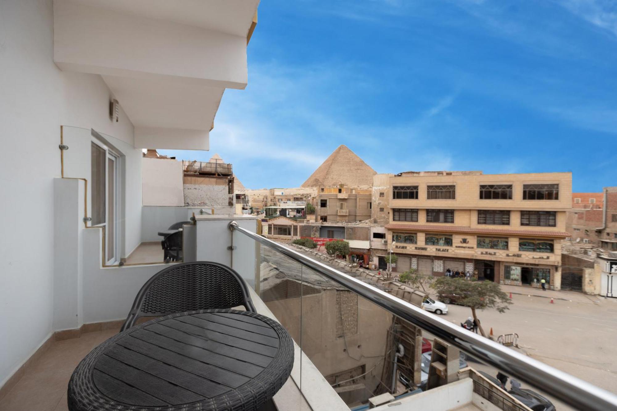 Chambre Lits Jumeaux Supérieure avec Balcon - Vue Partielle sur Pyramides