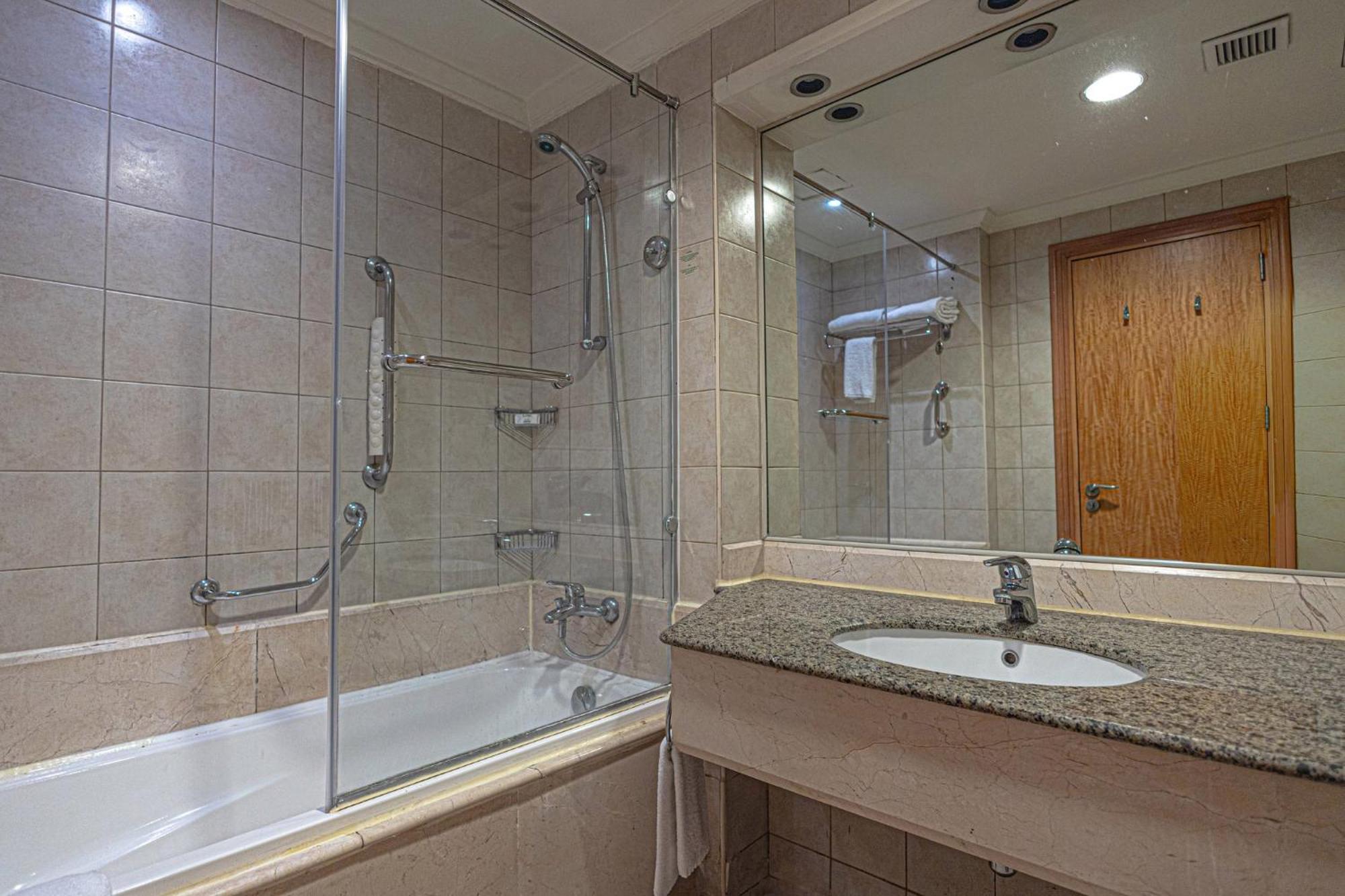 Premium Kamer met Kingsize Bed en Uitzicht op het Zwembad