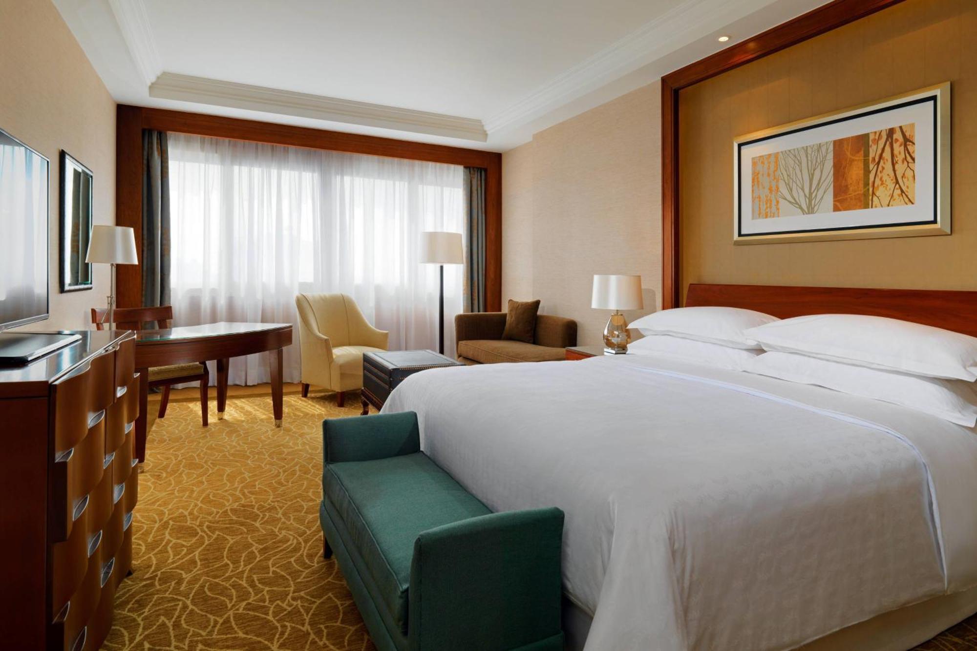 Deluxe Guest room, 1 King, Pool & City view, Balcony,1705706657:JPEG