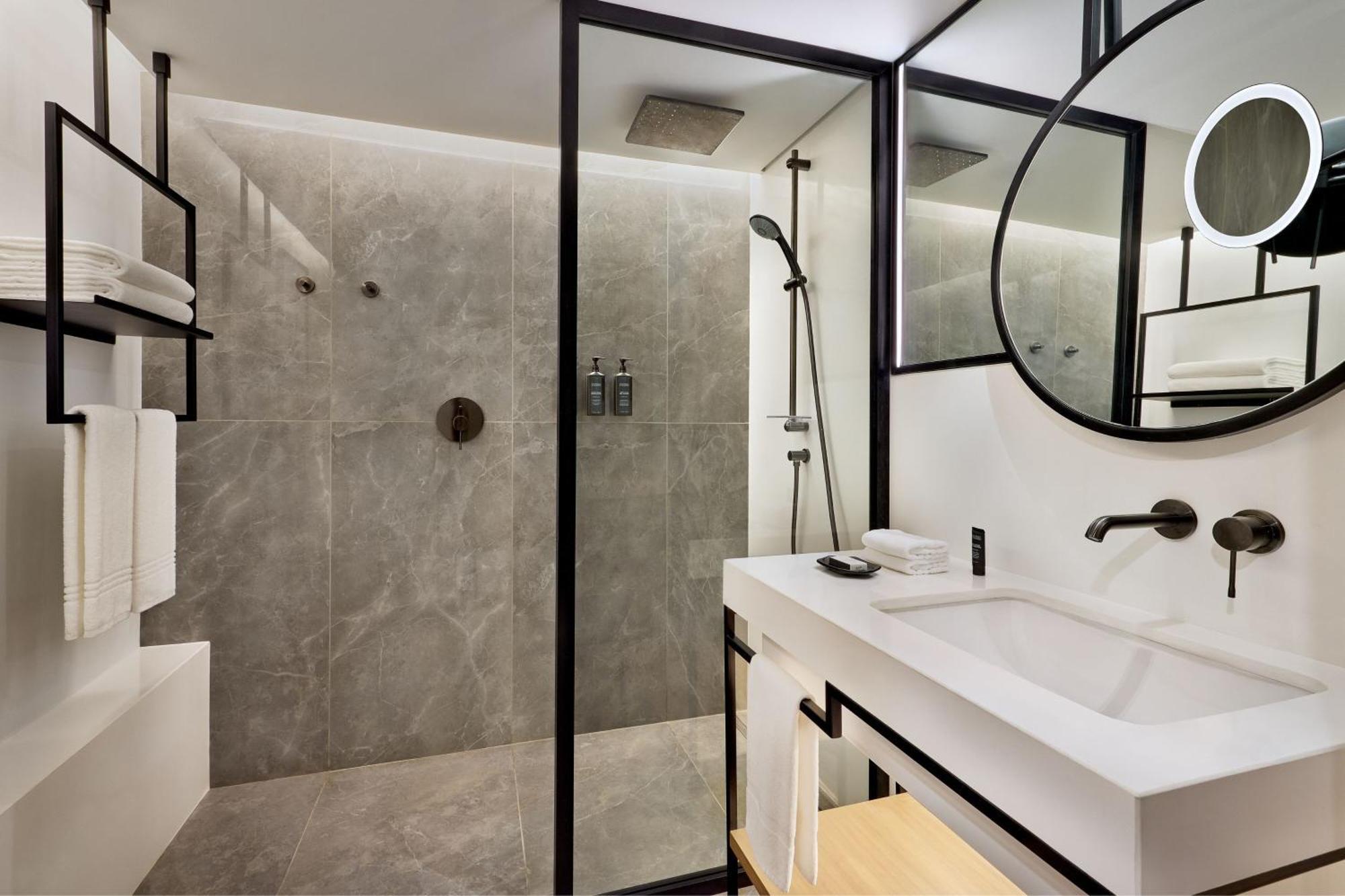Habitación Smart con cama extragrande, vista a la ciudad y balcón.